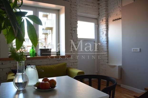 Ovo još niste vidjeli! Stolice po zidu, a krevet na 'stropu'. Ovih 18m2 u Zagrebu košta 122.000€