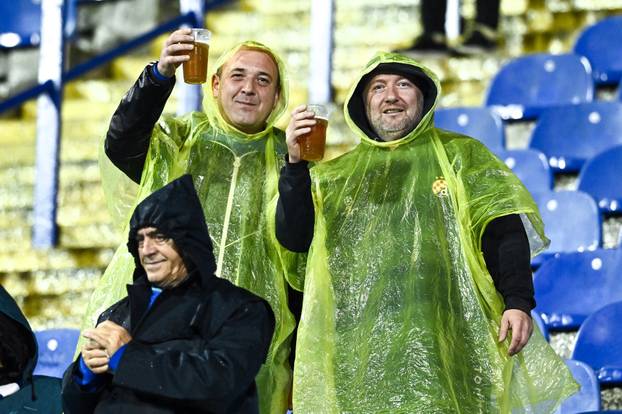 Zagreb: Navijači usprkos kiši prate susret Dinama i Monaca