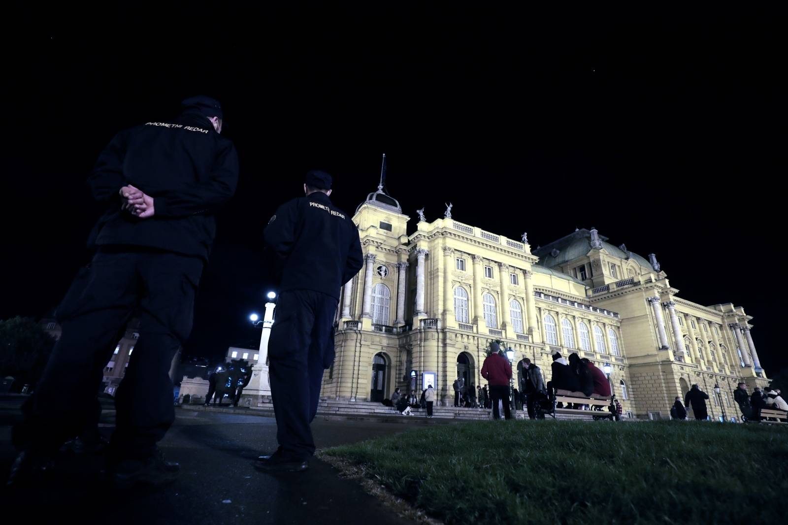 Zagreb: Redari upozorili mlade koji se zabavljaju ispred HNK