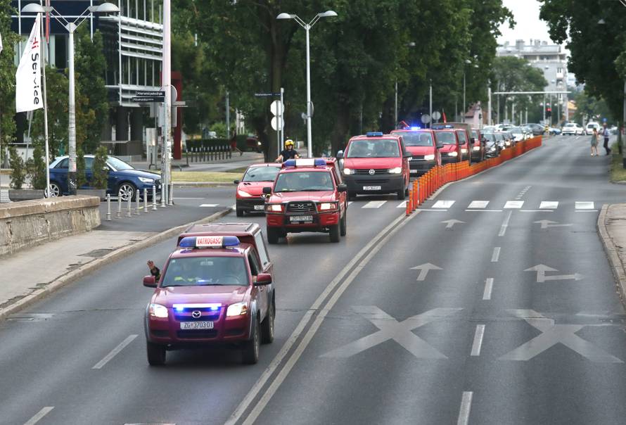 Zagrebački vatrogasci se uz zvukove sirena vratili u Savsku