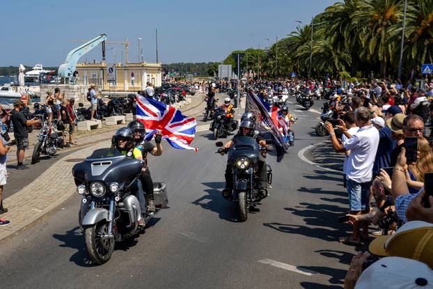 Nekoliko tisuća vlasnika Harley Davidsona prolazi kroz Pulu u defileu