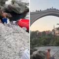 Drama u Mostaru: Strani turist izveo je opasni skok sa Starog mosta, mještani ga istukli