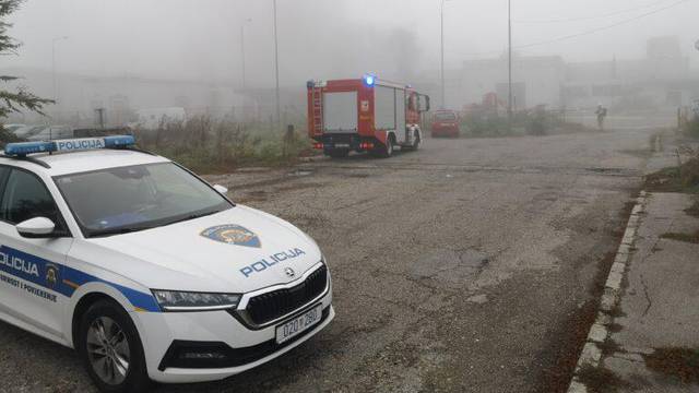 Bjelovar: U požaru zapuštenog pogona ozlijeđeno dvoje, građane iznenadila detonacija