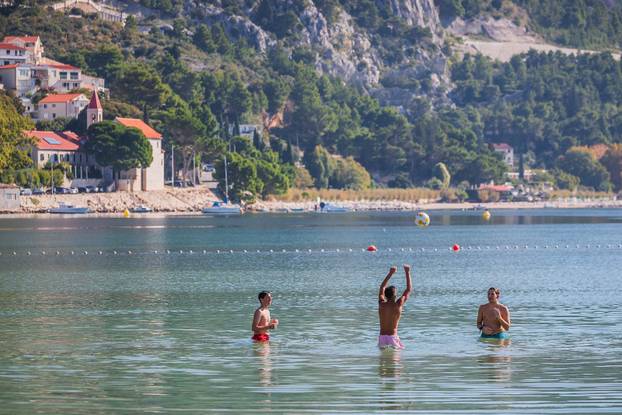 Omiš: Ljetni ugođaj na gradskoj plaži