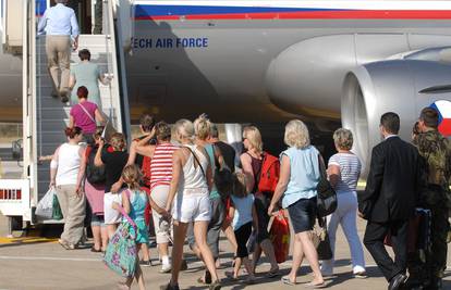 Avion s češkim turistima sletio u Brno, dočekala ih je rodbina