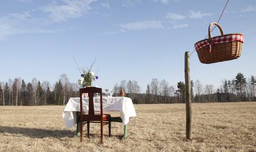 Restoran budućnosti? Jedan gost jede, hrana stiže na užetu