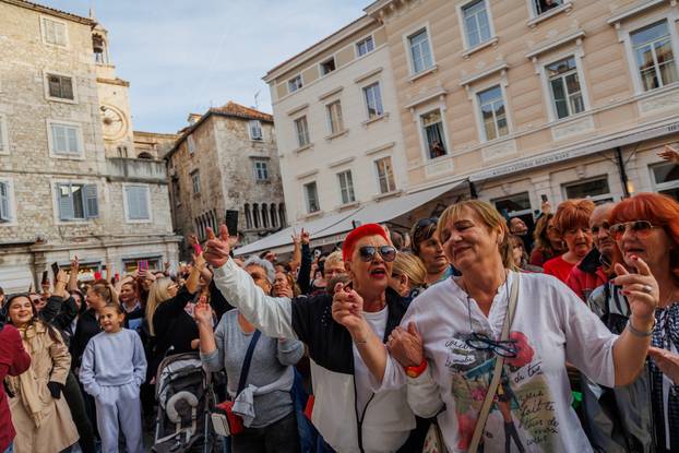 Split: Građani se okupili u spomen na Halida Bešlića na gradskoj Pjaci
