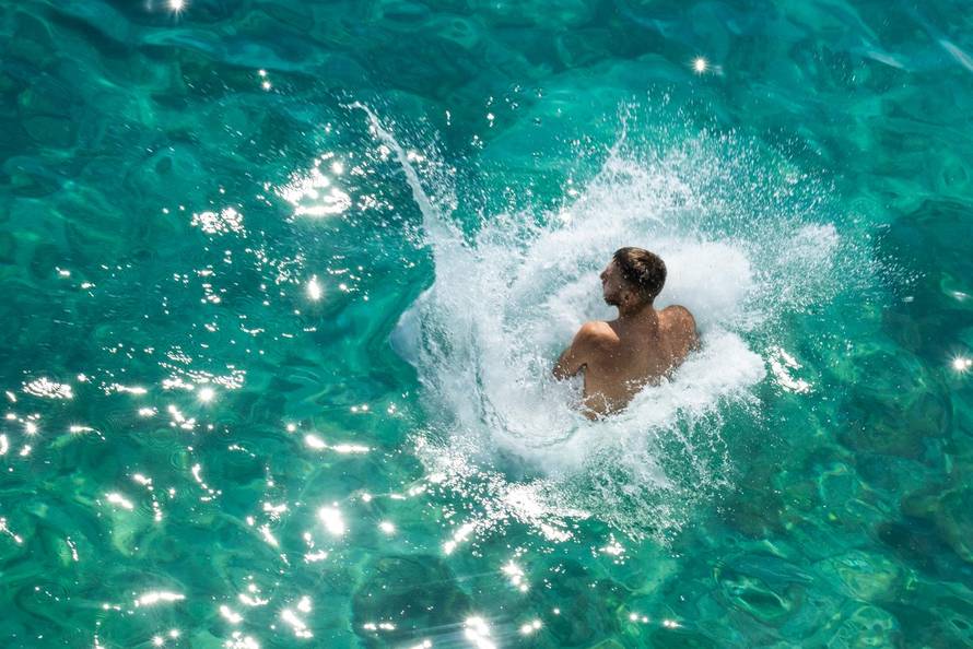 Pula: Havajska plaža na Verudeli raj je za kupače i ljubitelje skokova sa stijena
