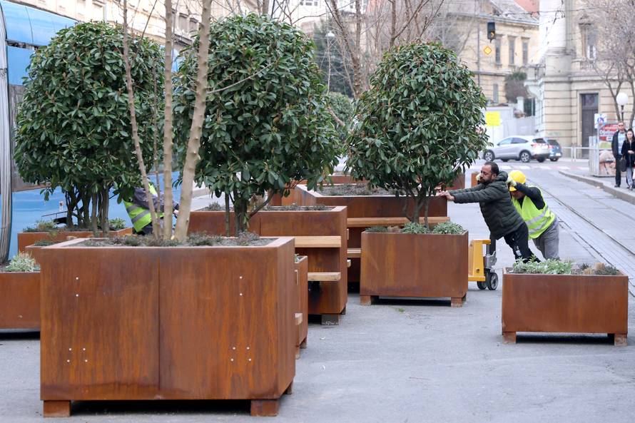 Zagreb: Radnici morali pomicati žardinjere u Draškovićevoj kako bi kamion mogao dostaviti građevinski materijal