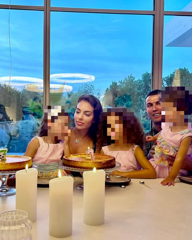 FOTO Georgina na ljetovanju izbacila bujne grudi, ali su svi gledali u ogromni dijamant