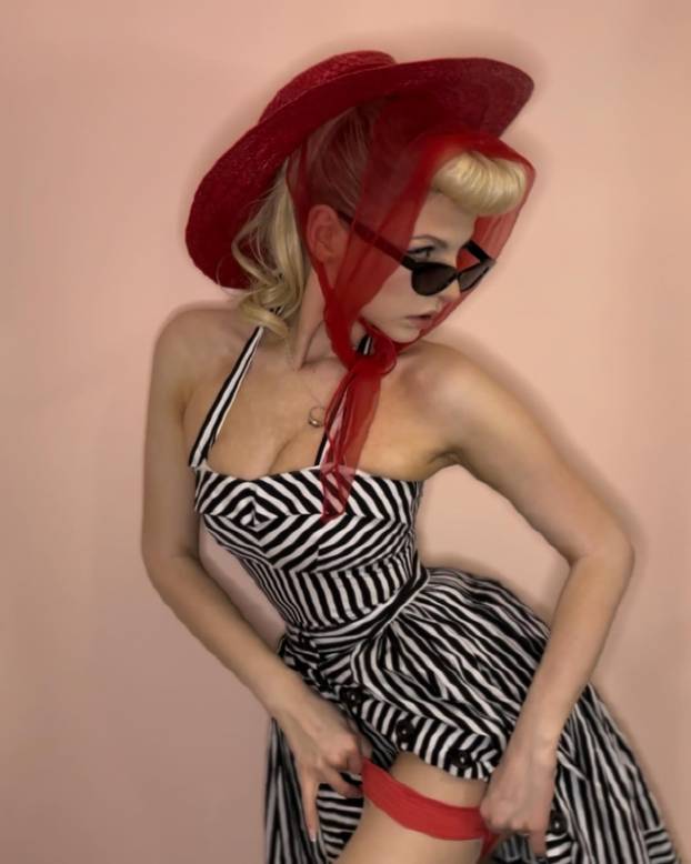 FOTO Mlada ljepotica obožava vintage stil - u retro krpicama donosi seksepil iz 1950-ih