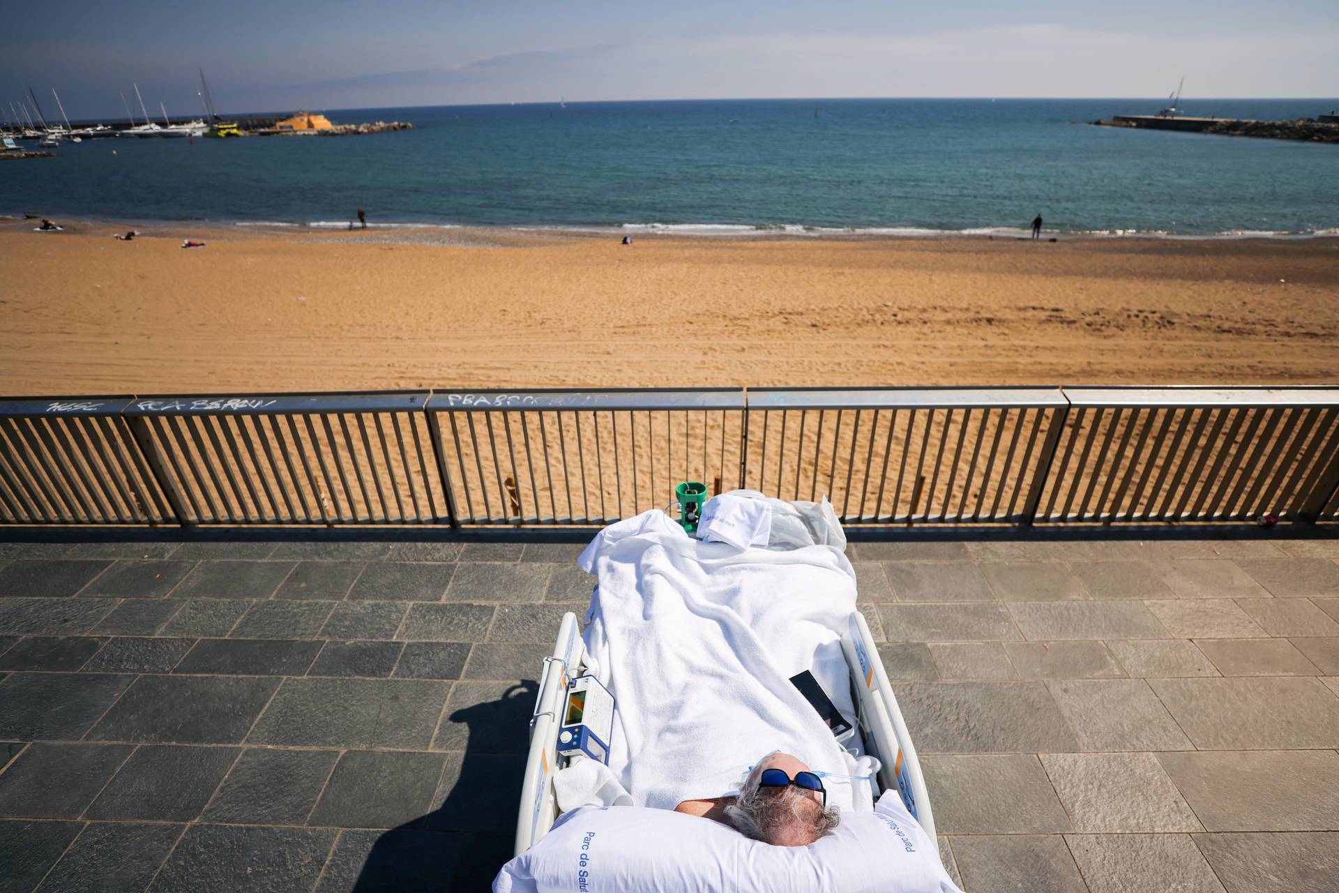 Barcelona Hospital del Mar takes COVID-19 ICU survivor to beachside for "sea therapy\