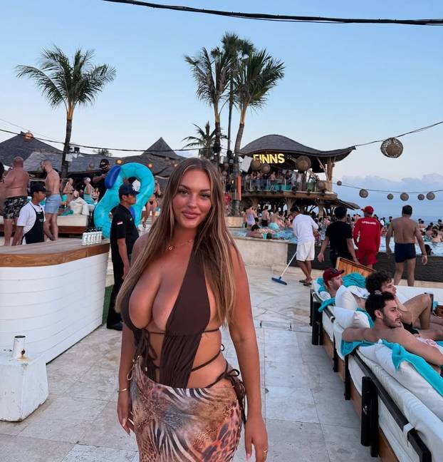 Stjuardesa dala otkaz jer joj je guza prevelika za uski prolaz u avionu. Sad se tješi u Hrvatskoj