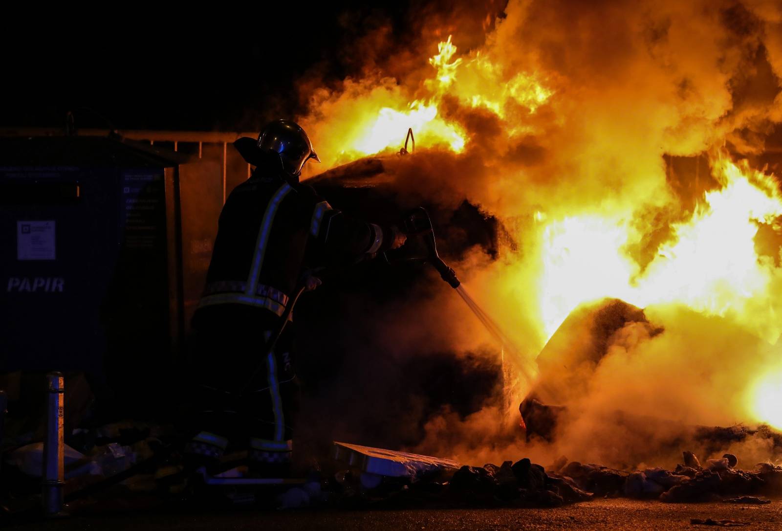 Zagreb: Vatrogasci gase zapaljeni kontejner u naselju Kustošija