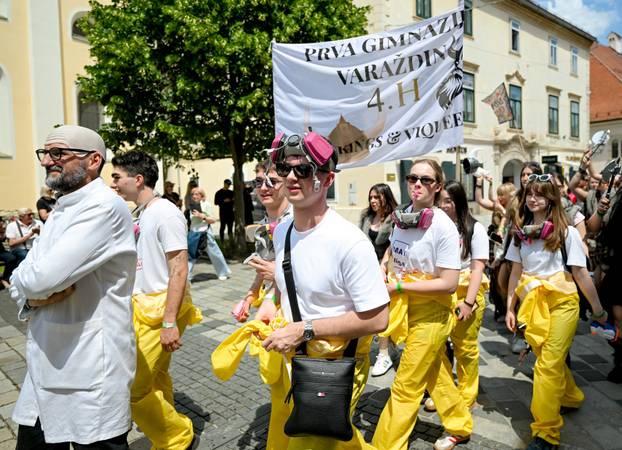 Maturanti u Varaždinu započeli svoj mimohod minutom šutnje za ubijenog Luku (19) iz Drniša