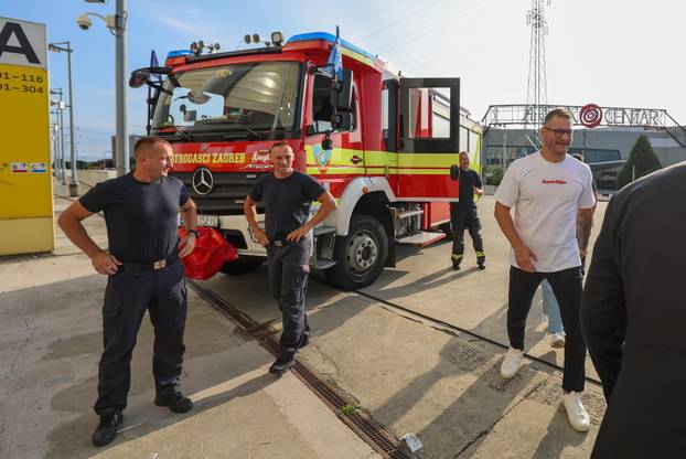 Stipe Miočić prvi se put u životu spustio niz šipku u vatrogasnoj postrojbi Zagreb