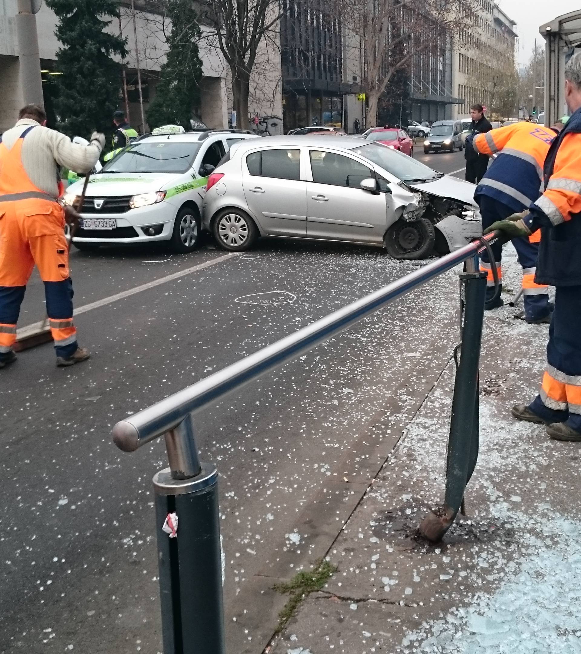 Prelazila cestu na crveno pa ju je udario auto i teško ozlijedio