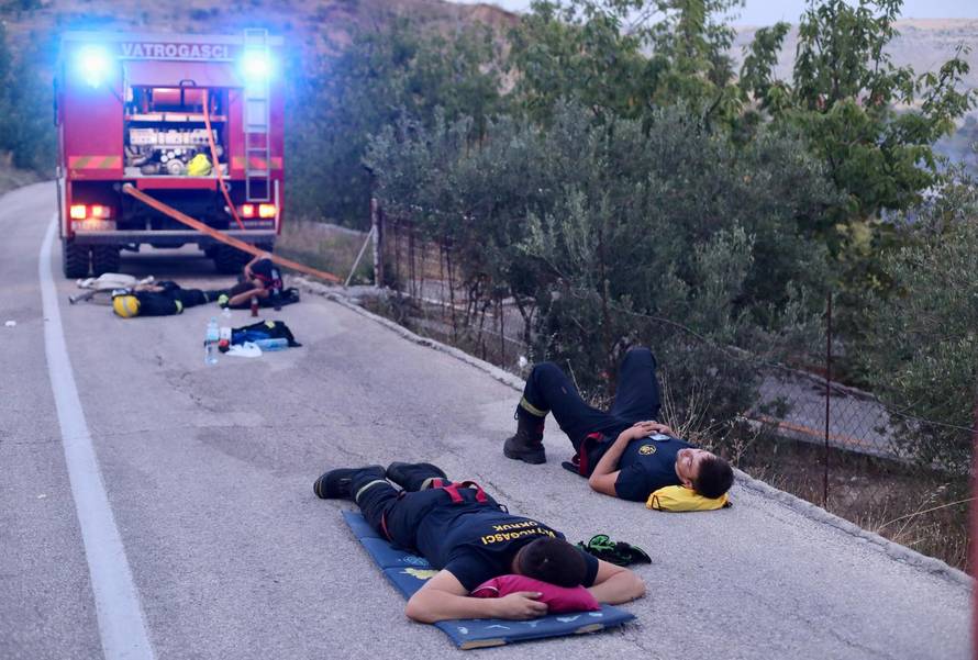 Gornje Sitno: Dolaskom kanadera isrpljenim vatrogascima omogućen kratki odmor