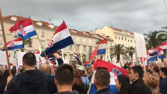 Policija objavila: Na prosvjedu u Splitu bilo je oko 15.000 ljudi