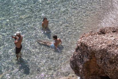 FOTO Stiže jesen, a na plaži u Dubrovniku se traži mjesto više!