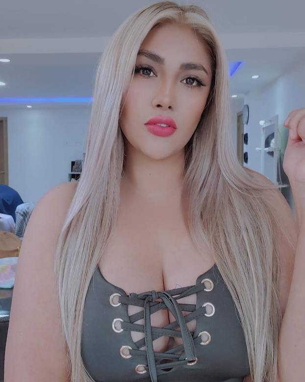 FOTO Ekvadorska voditeljica ne može zauzdati grudi u prijenosu