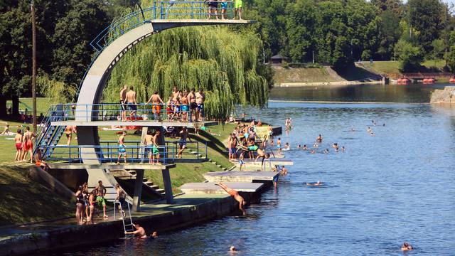 Karlovčani se ljeti osvježavaju na kupalištu na rijeci Korani