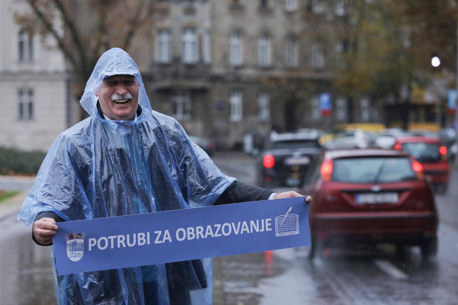 Zagreb: Akcija sindikalista s transparentom "Potrubi za obrazovanje"