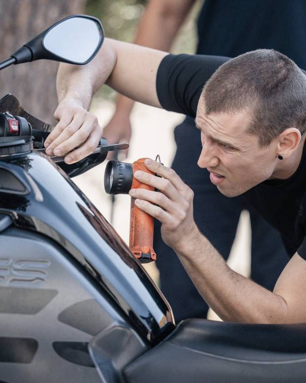 Zmija mu se zavukla u motocikl, vatrogasci odmah intervenirali: 'Iznenadila ga tijekom vožnje!'