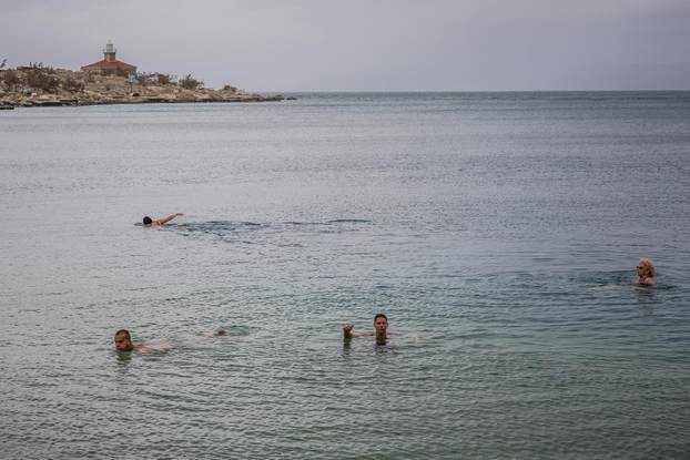Makarska: Robert Tarčuki svaki dan se kupa unatoč zimi