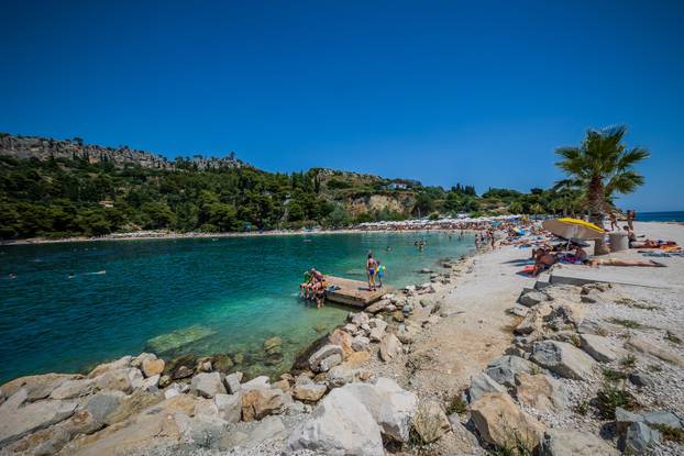 Gužva na splitskoj plaži Kasjuni podno Marjana