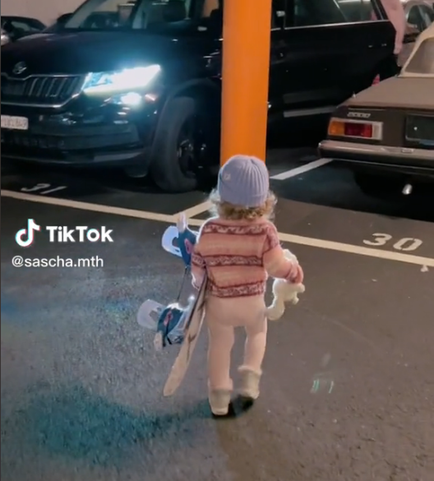 Djevojčica ima godinu dana i obožava snowboard: 'Na stazu ne ide bez svog medvjedića...'