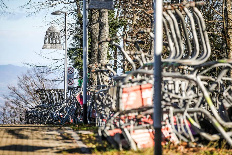 Ovo je Sljeme godinu dana od zadnje Snježne kraljice: Skijanja nema, a žičara stoji pokidana...