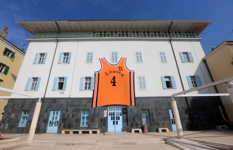 Povodom roÄendana DraÅ¾ena PetroviÄa na zgradu gradske uprave postaljen njegov veliki dres