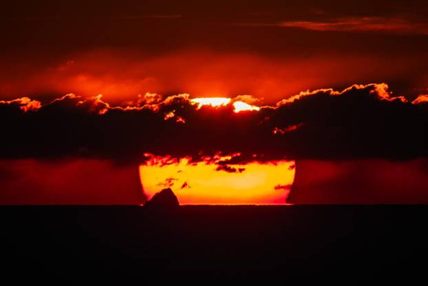 Prekrasan zalazak sunca iznad otočića Jabuka