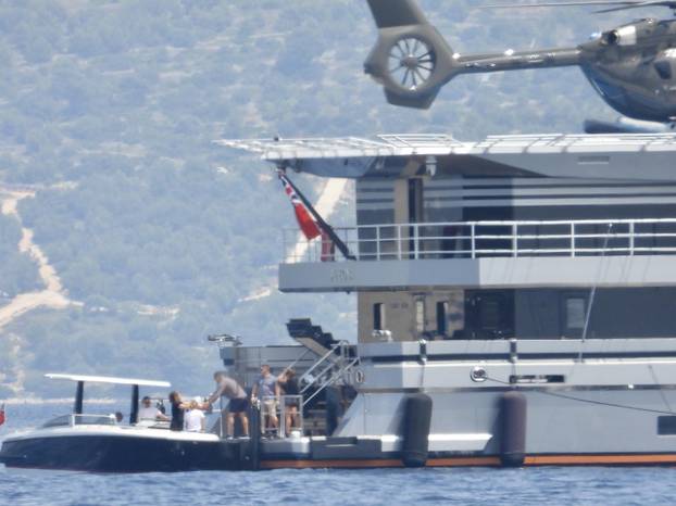 Split: Jeff Bezos i Lauren Sanchez sletjeli na svoju jahtu Abeona i odvezli se dalje gliserom