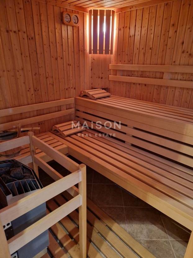 FOTO U Hrvatskoj se prodaje vila: Zlatna tuš kabina. Versace. I malo Valentina. Cijena? Sitnica