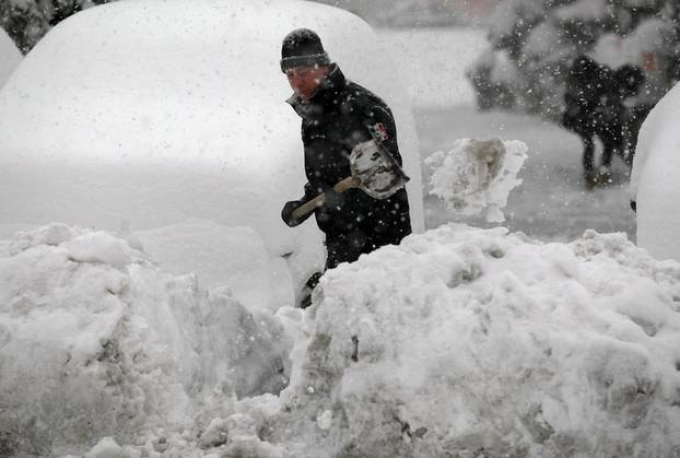 ARHIVA - Zagreb: Gra?ani zapo?eli dan ?iš?enjem automobila od snijega