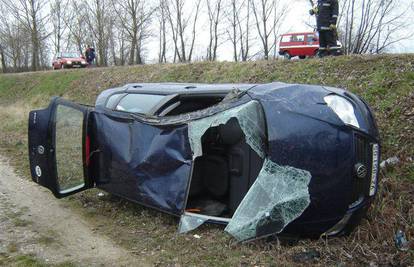 Autom izletjela s ceste, vozačica teško ozlijeđena