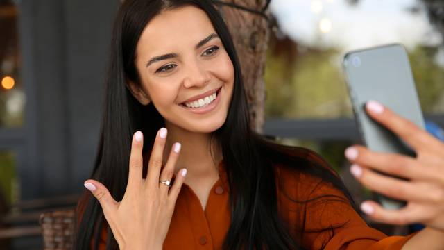 Sva sretna pokazala zaručnički prsten pa se šokirala kada je vidjela što pišu u komentarima