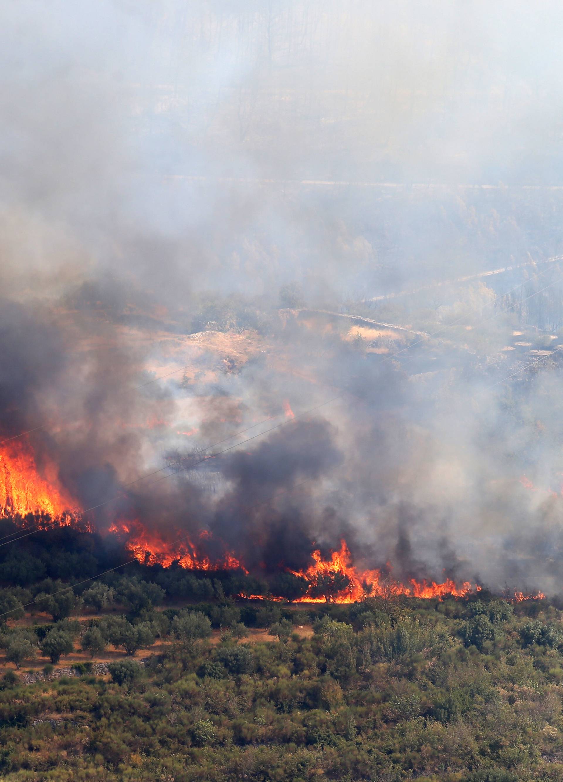 Ozlijeđen je vatrogasac: Požar pokraj Solina pod kontrolom