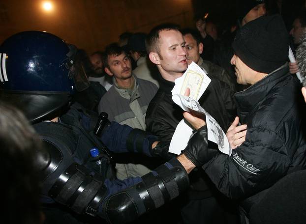 ARHIVA - Zagreb: Prosvjedi diljem zemlje zbog uhićenja Gotovine, razbijen i prozor na zgradi Vlade