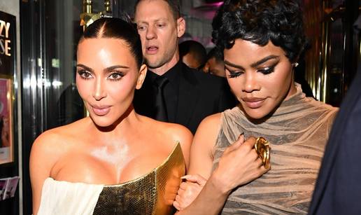 Kim je za svoj 45. rođendan sve počastila seksi outfitom: Korzet je jedva obuzdao bujno poprsje