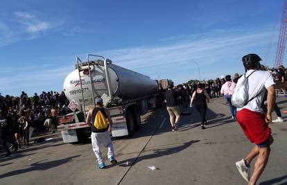 U prosvjednike u Minneapolisu se zabila cisterna, istukli vozača