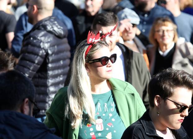 Šibenik: Brojni građani na Badnjak uživali u koncertu grupe Fenix