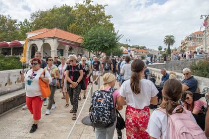 FOTO U Dubrovniku ljeto, a u Puli se šeta u jaknama: Neki su glave pokrili zimskim kapama...