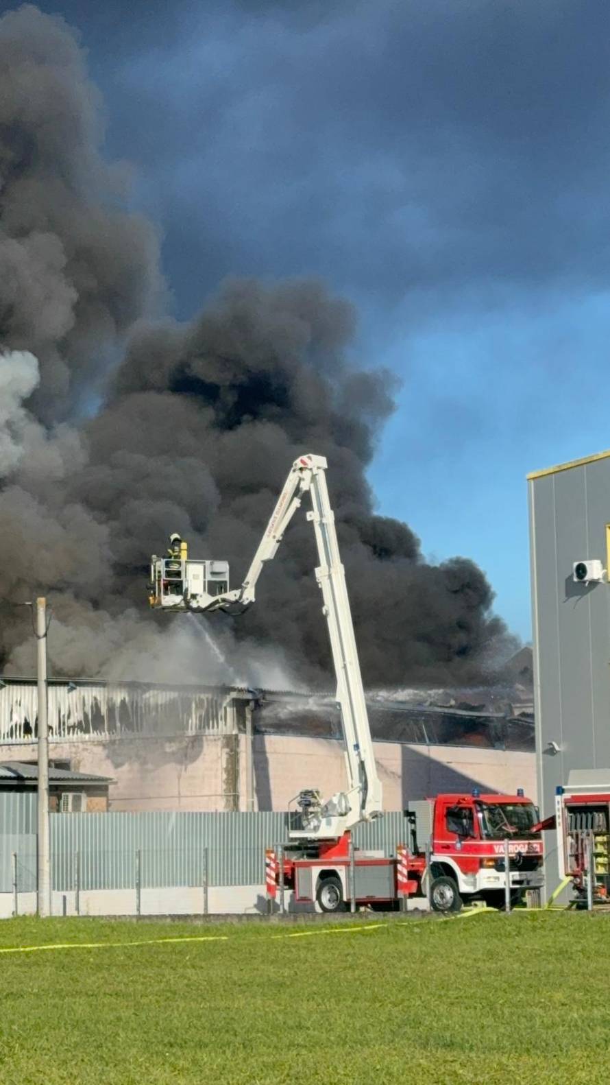 FOTO/VIDEO Još se dimi u Sv. Nedelji: 'Nije opasno za ljude'