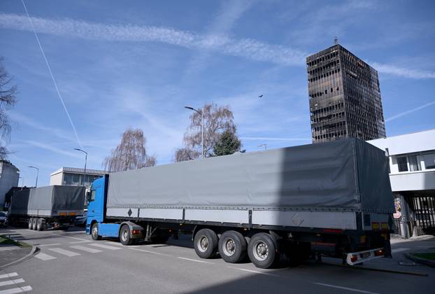 Zagreb: Vojska iz Vjesnika odvozi namje&scaron;taj, u tijeku su pripreme za ru&scaron;enje zgrade 