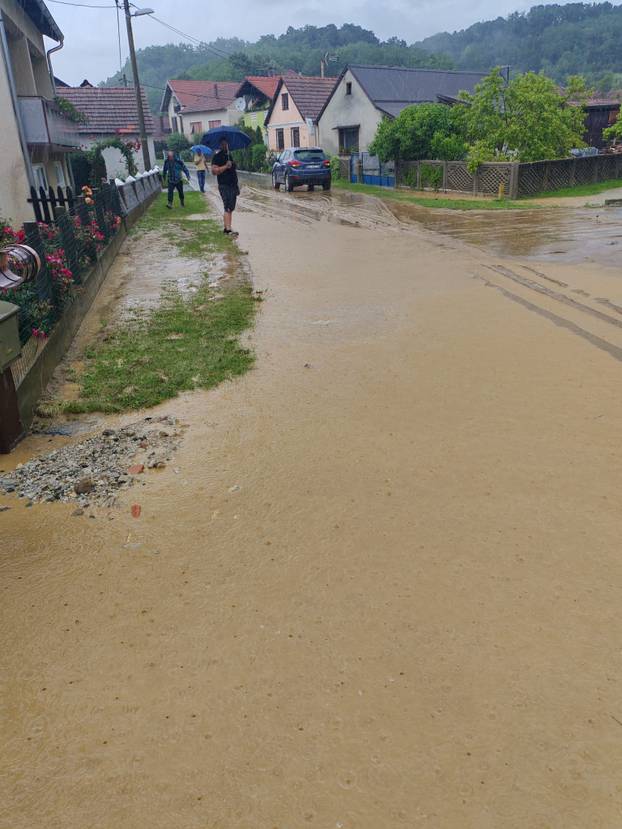 FOTO Ovo su posljedice oluje na sjeveru Hrvatske: Poplavljene ulice,  sve službe izašle na teren