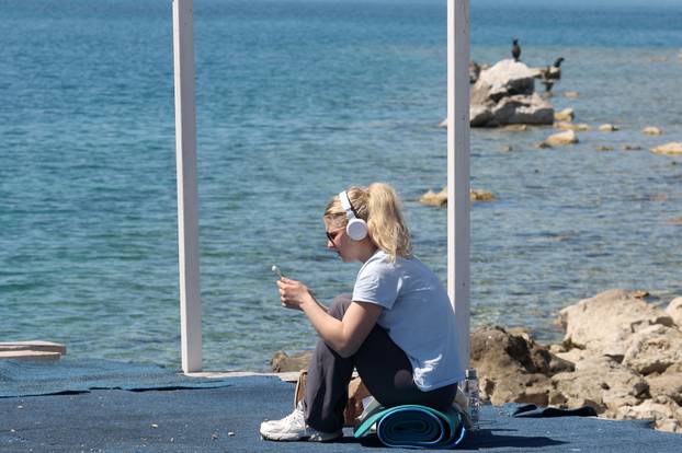 Brodarica: Sun?an dan za ugodna druženja i sun?anja na Rezalištu