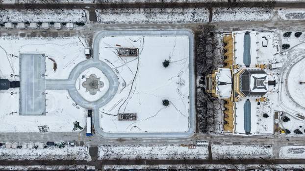 Pogled iz zraka na centar Zagreba prekriven snijegom